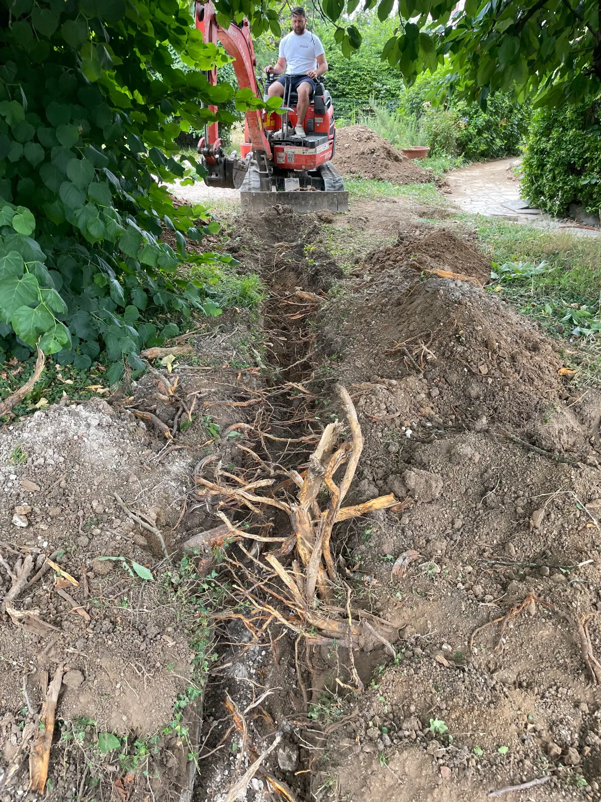 Terrassement à la mini-pelle sur un terrain en Essonne