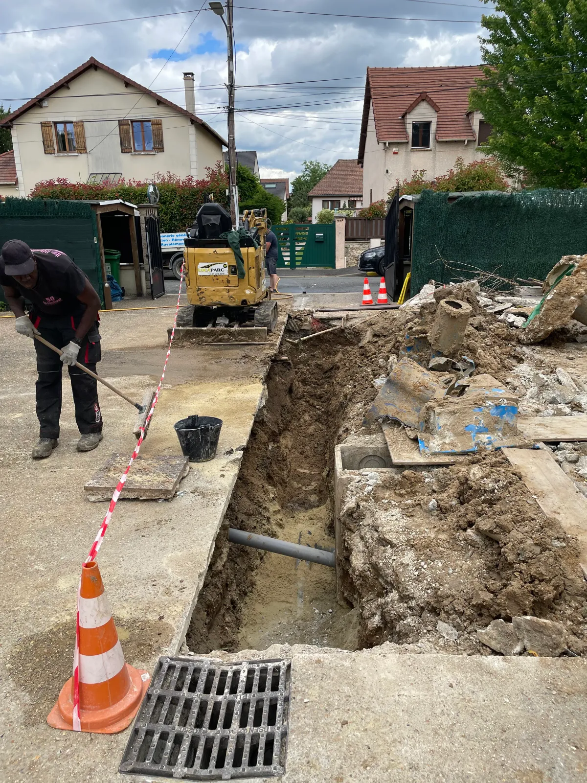 Terrassement et tranchée avec un ouvrier sur un chantier VRD en Essonne